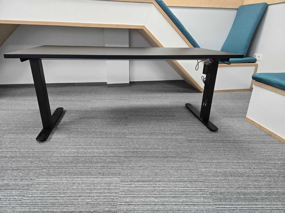 2 бр. електрически регулируеми бюра 160×80 см (68–118 см)