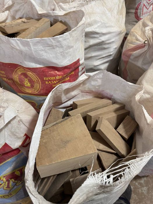 Yongʻoq  yasin Safura daraxtlaridanOʻtin  qoplangan unni qopida