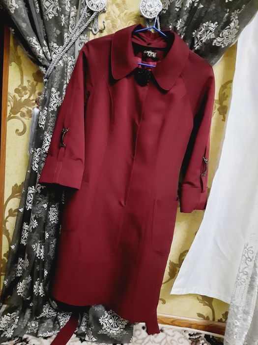 Плащ бардового цвета