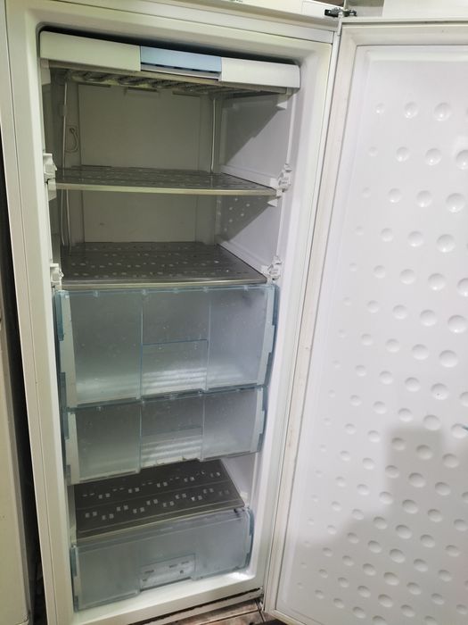 Congelator cu 3 rafturi și 3 sertare Arctic