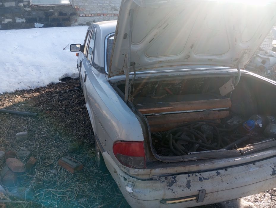 Газ 3110 в разборе, серая и белая