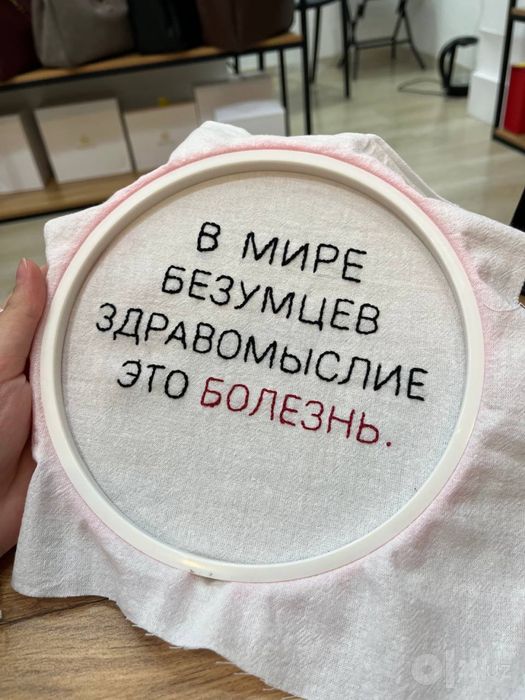 Ручная вышивка на футболках, свадебной фате и сетке для букетов