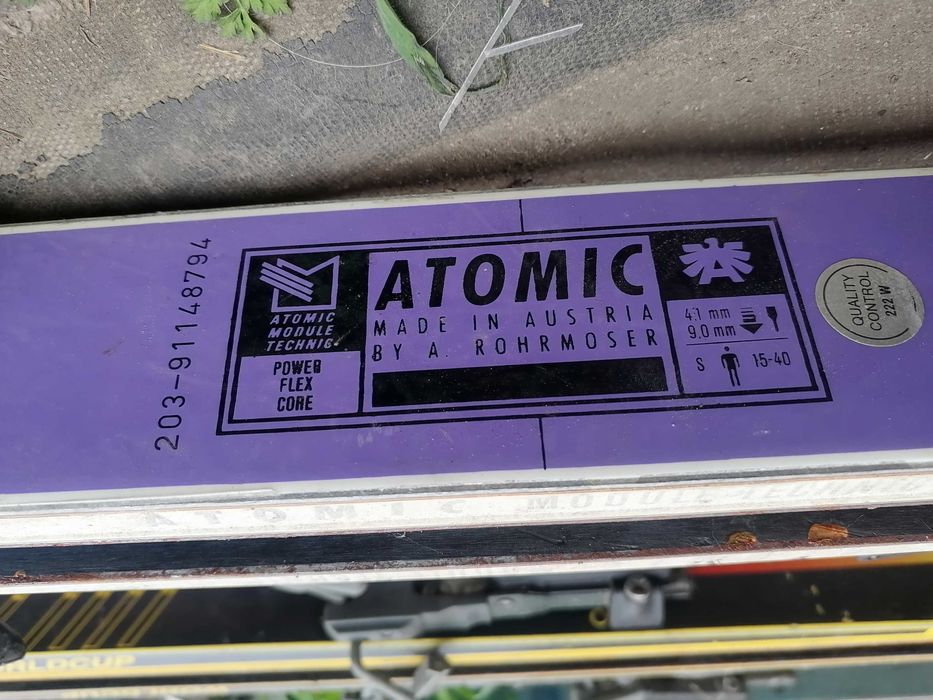 Vând schiuri + bete + cască  – Preț de pachet sau individual pe item !