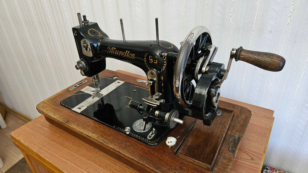 Продавам немска шевна машина MUNDLOS от 1920 година