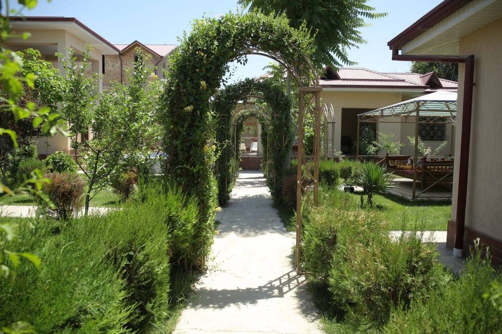 Продаётся участок с домом и строениями
Мирзо-Улугбекский район, ориент