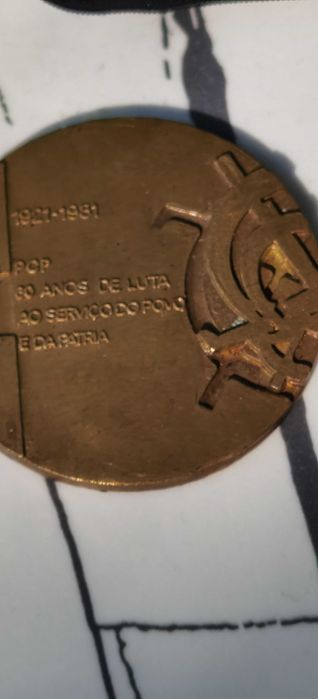 Голям бронзов плакет.