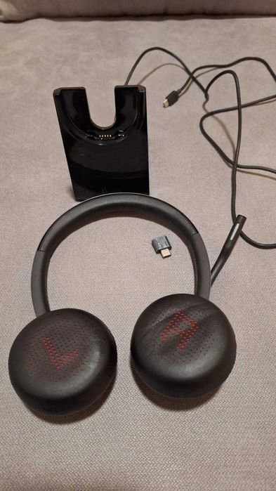 Poly Voyager 4320 – headset wireless + stand încărcare + dongle USB C