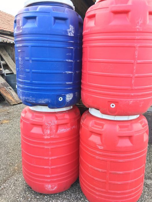 Продавам на едро и дребно пластмасови цистерни и бидони.