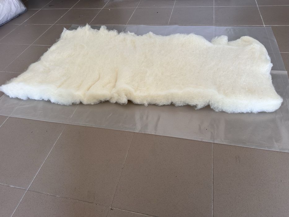 Lana naturala cardata 24-26 microni pentru pilote perne toppere si tapiterie
