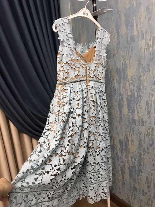 Нежно-голубое платье