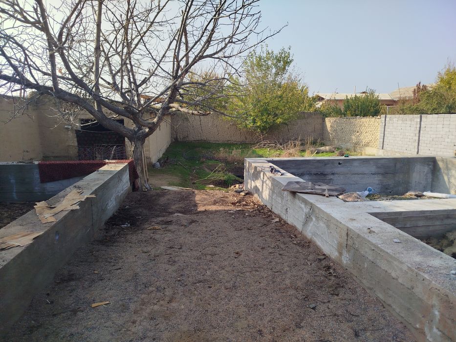 Участок сотилади 6 сотик ураб олинган 5 хона Уй  фундамент килинган.