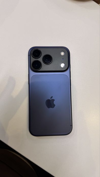 Продам Iphone 17 pro синий с гарантией
