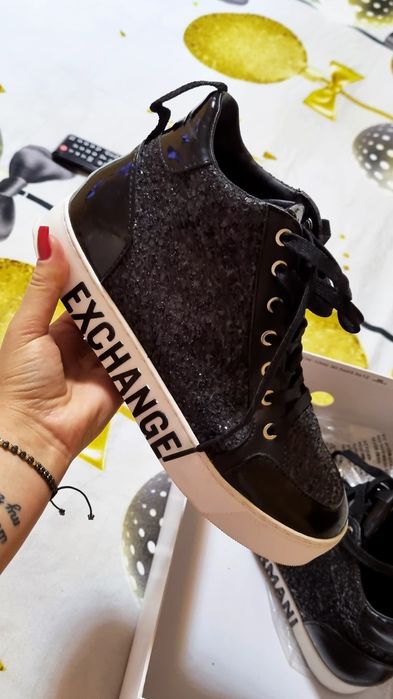 Tenisi armani, o singura purtare. Mărimea 38