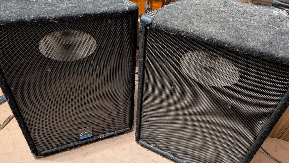 пассивные колонки Wharfedale Pro VS-15.