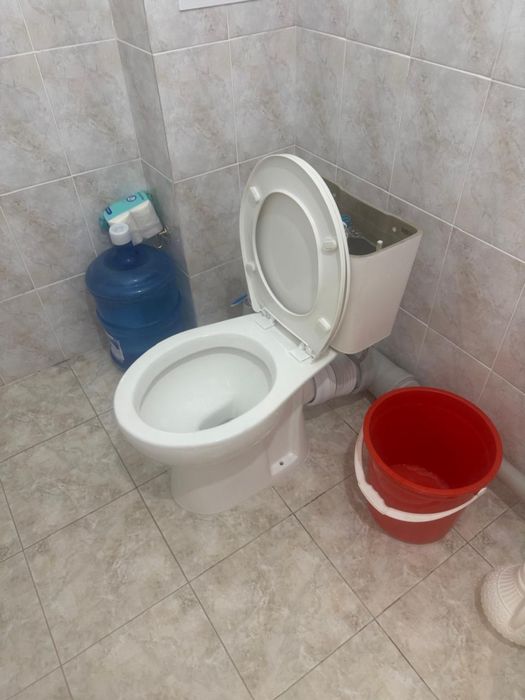 Унитаз, раковина для ванны