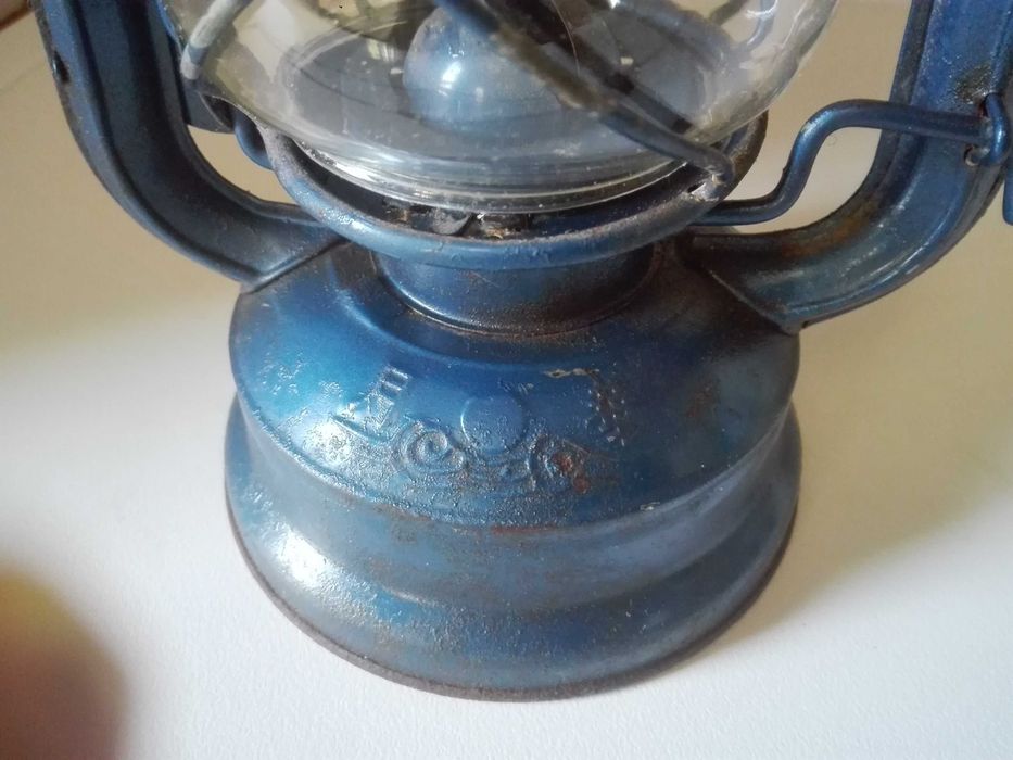 Фотоапарат AGFA , италиянски ролери и ветроупорен фенер.