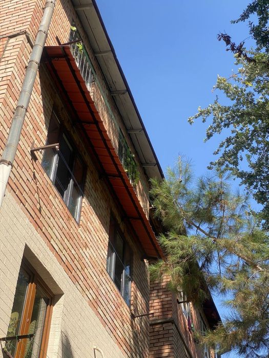 Установка козырьков над  окнами быстро и качественно.