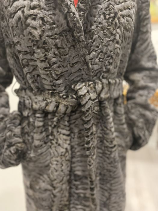 Продам шубу Каракульча