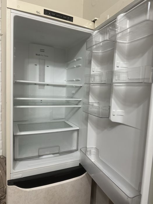 Холодильник LG в отличном состояний