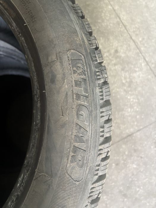 Продам комплек шин зимние но шипов практически нет