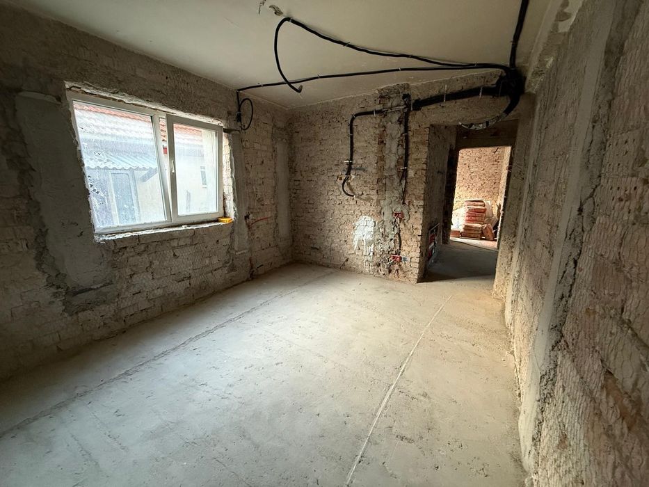 Apartament cu 3 camere si curte proprie