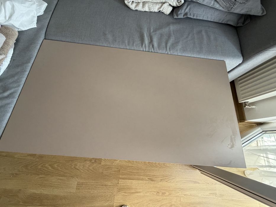 Vand masa Living stare perfecta 100 lei