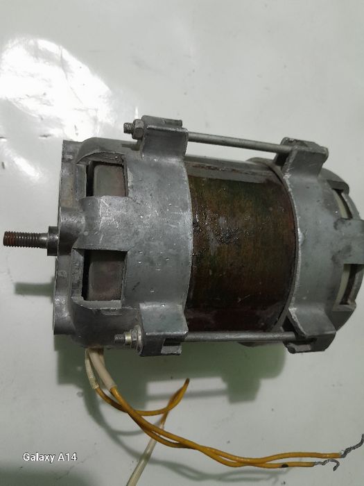 Электродвигатель от стиральной машины.