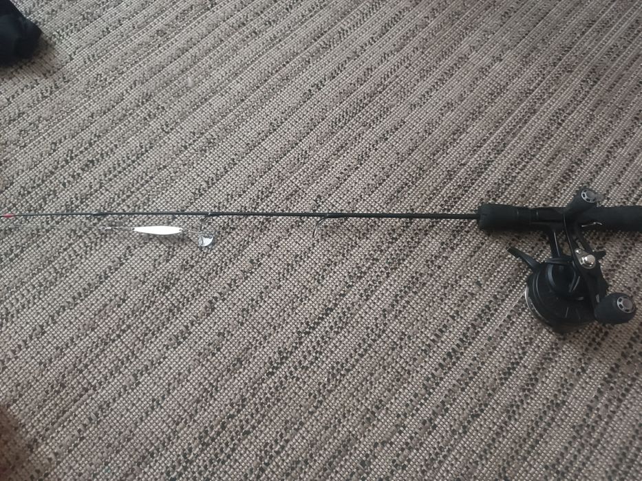 Продам зимний спининг