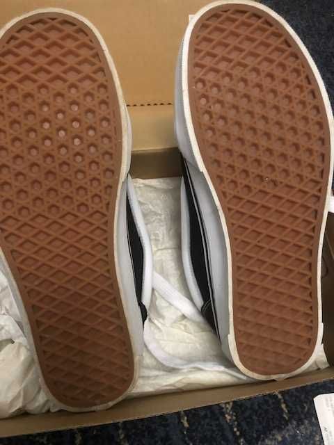 Vand o pereche de incaltaminte barbati Vans