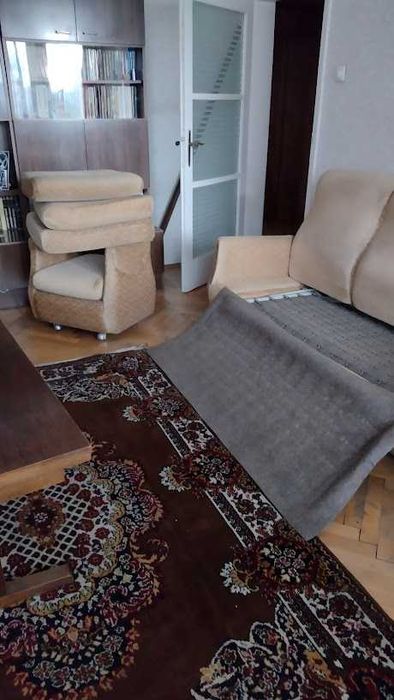 Триместен диван, който се разгъва до спалня и две табуретки