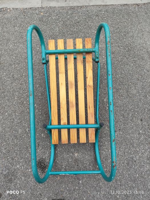 Шейна от тръби и дърво