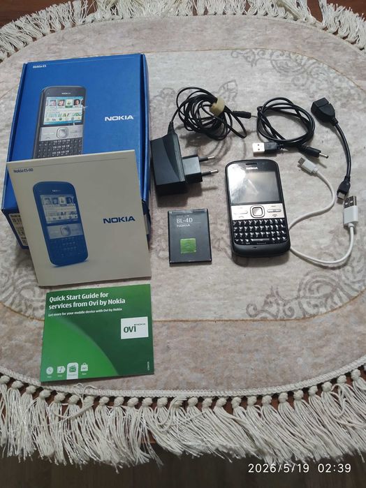 Кнопочный мобильный телефон модели Nokia E5.
