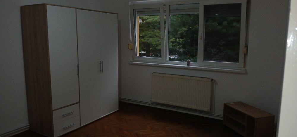 PROPRIETAR Închiriez apartament 3 camere în zonă centrală,