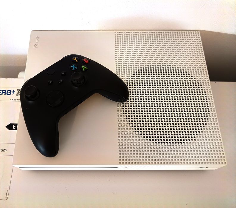 Xbox One S 500 GB HDD cu +20 jocuri instalate + 1 Controller Wirelles