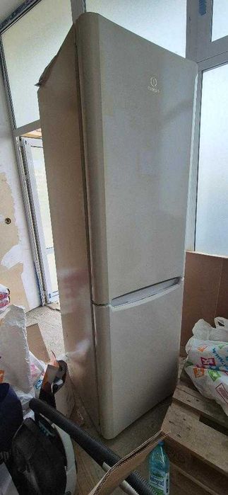Хладилник INDESIT 180 см с долна камера