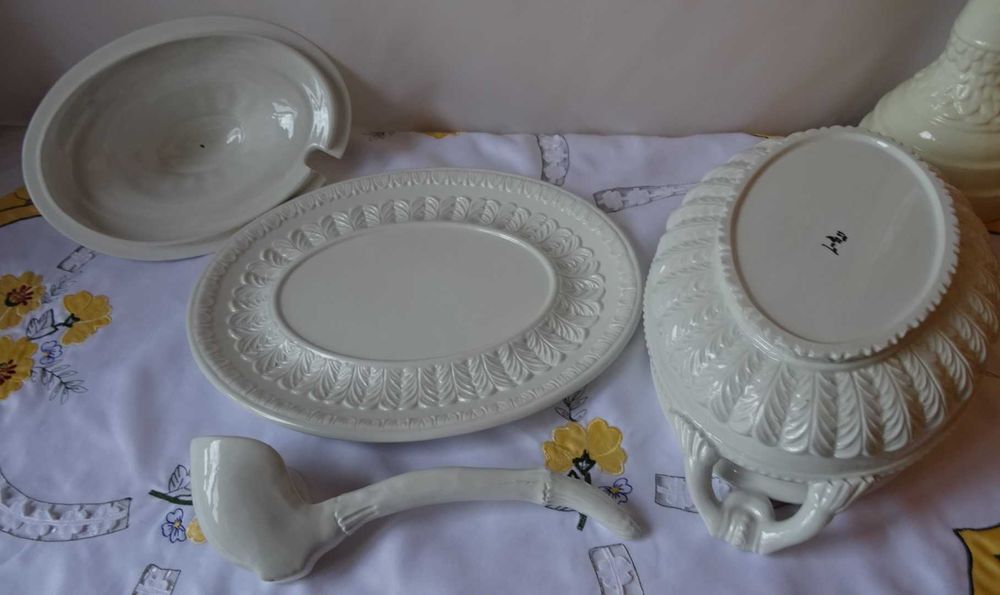 Супник бяла глазирана керамика, ръчно изработен , внос от  Италия.