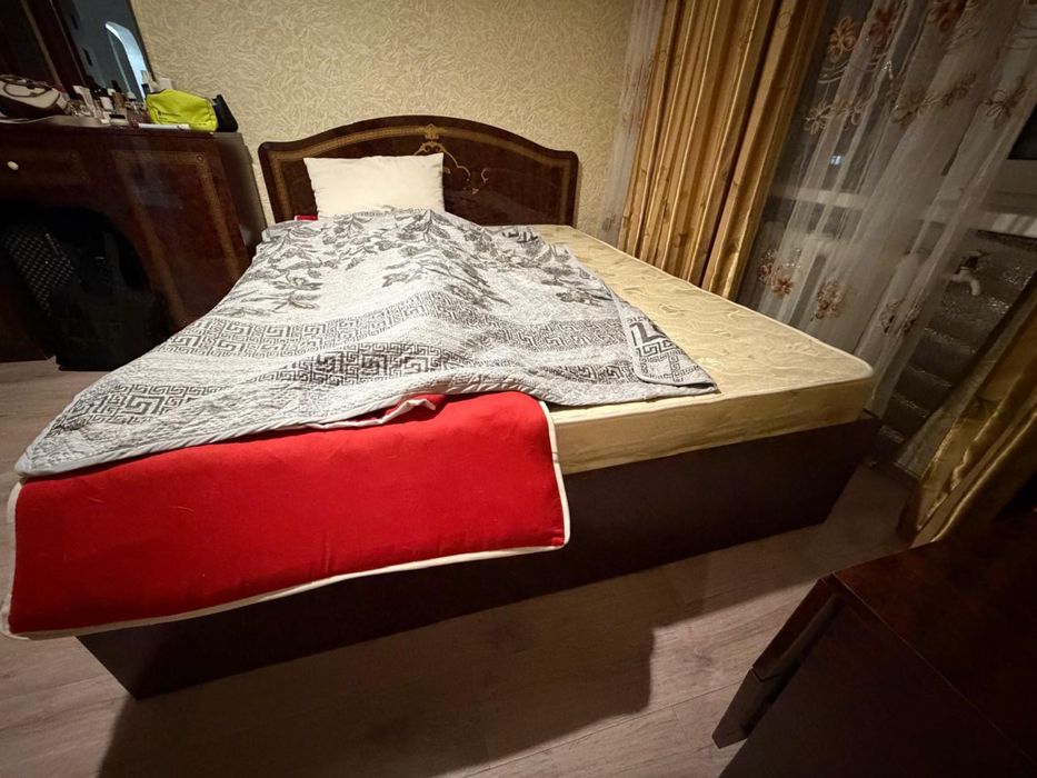 Продается спальный гарнитур