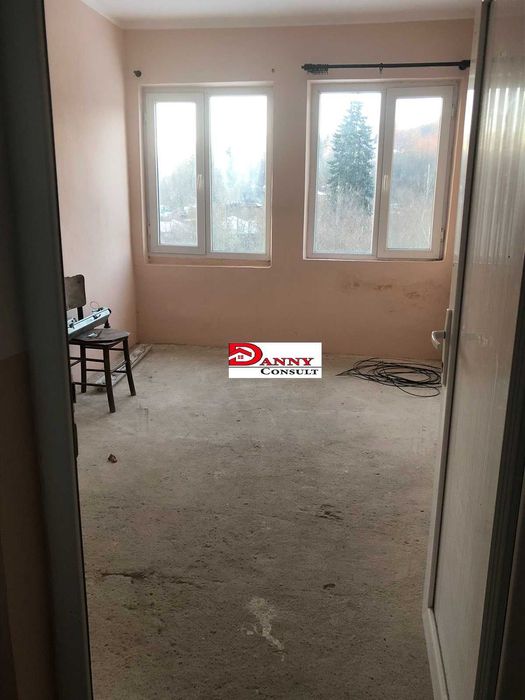 Двуетажна монолитна къща с двор в с. Беброво