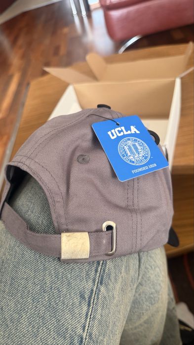 Бейзболна шапка с козирка