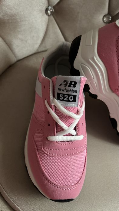 Розовые кроссовки 36-37р