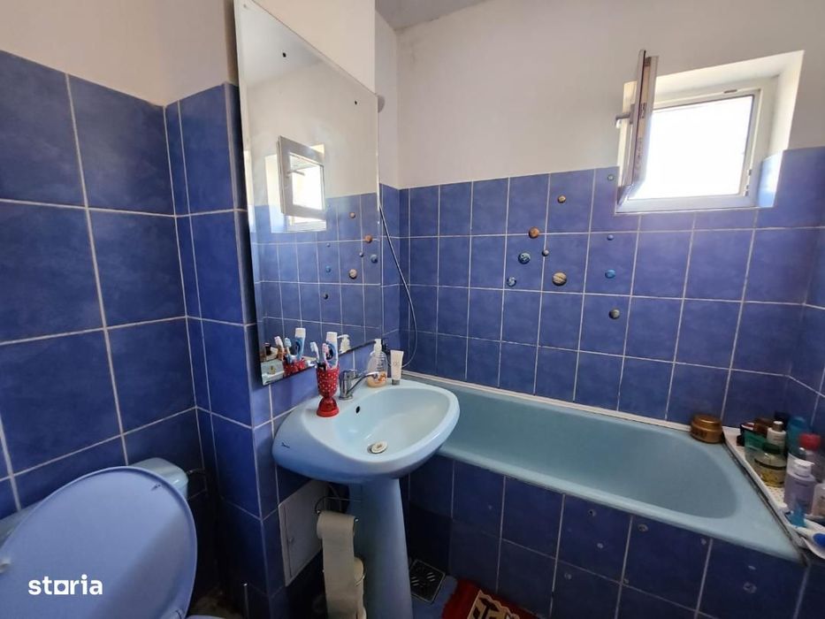 De vanzare Apartament 4 camere, zona Caroline.