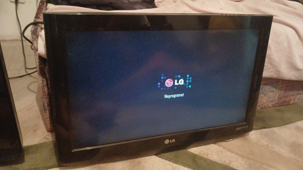 4 televizorul nu sunt spart sunt funcționabile  vede foarte clar dar nu telecomanda doar din butoane ,fără transport le dau pe tote 4 cu 3 milioane
