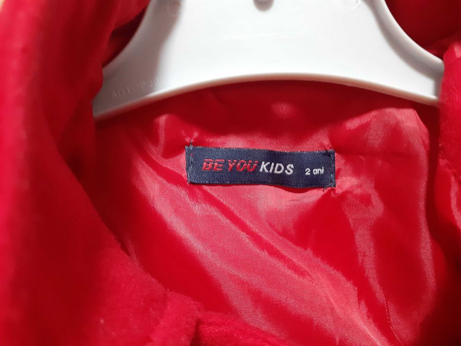 Vand pardesiu nou fete 2-3 ani, culoare rosie, 35 lei