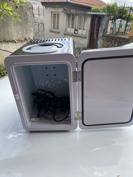 Мини хладилник за автомобил.