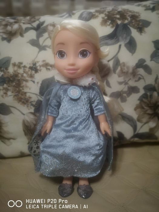 Кукла Елза пееща
