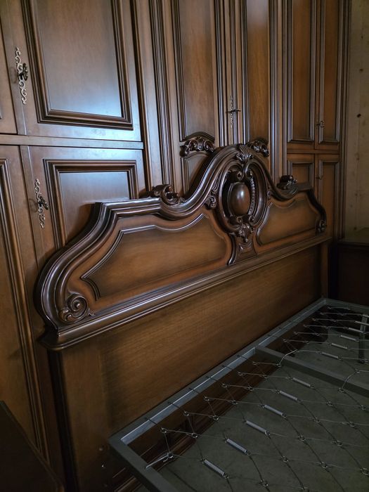 Dormitor din lemn pat noptiere comoda șifonier