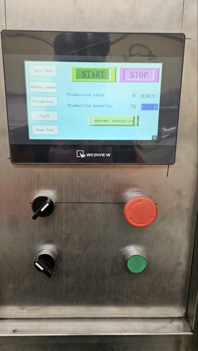 Автоматична машина за вертикално поставяне на термо етикет.