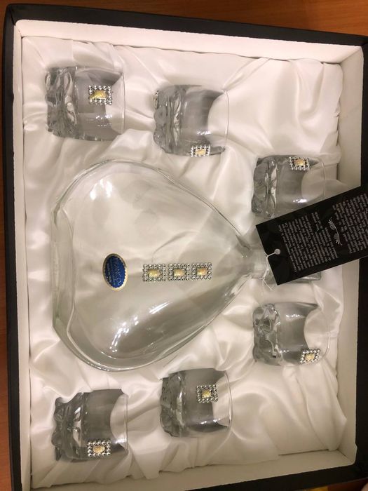 Продается итальянский подарочный набор графин и рюмки .