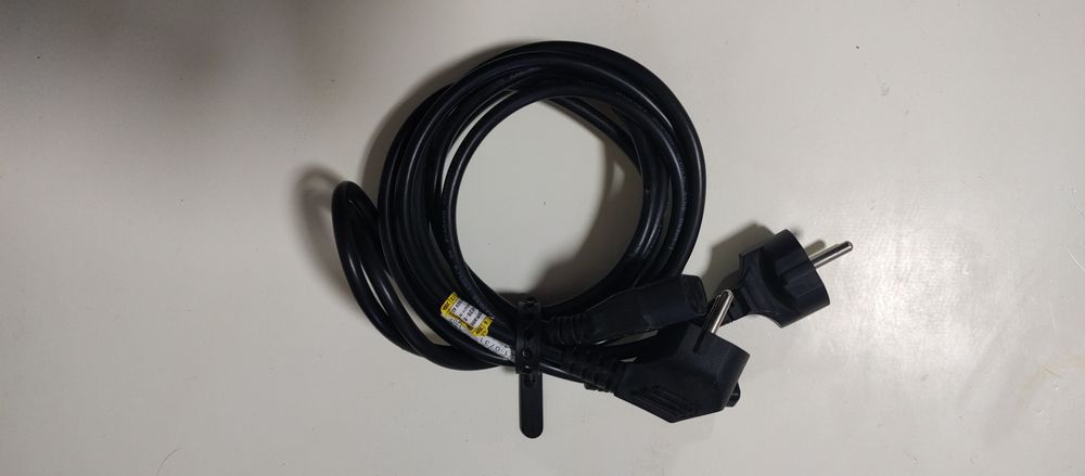 Cabluri hdmi și telefoane.