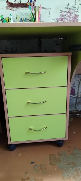 Продам стол, тумбачку, полку